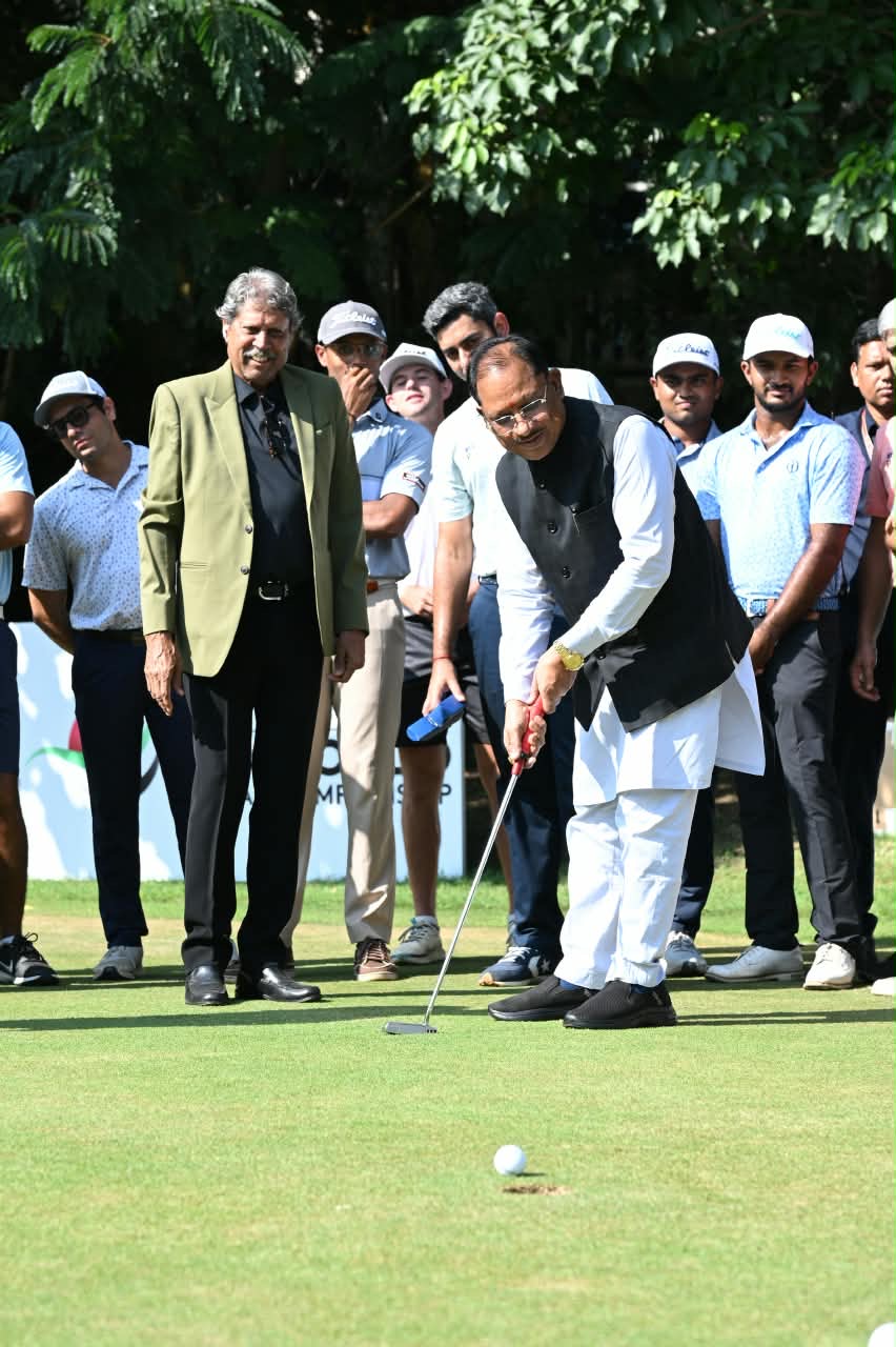 CM ने किया ‘डीपी वर्ल्ड नवा रायपुर ओपन 2026’ की ट्रॉफी का अनावरण, गोल्फ में हाथ आजमाकर बढ़ाया खिलाड़ियों का हौसला